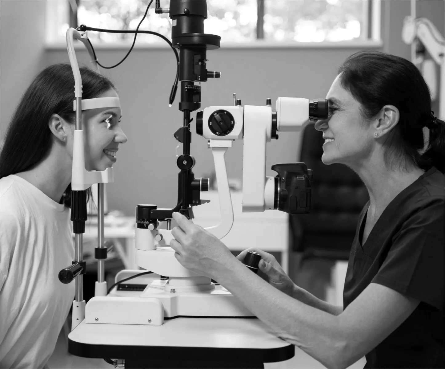 Oftalmóloga examinando a una paciente con la lámpara de hendidura