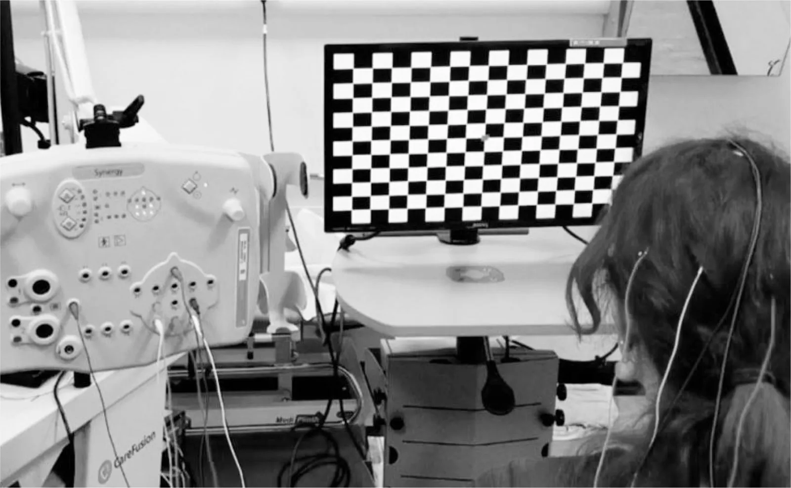 Paciente con electrodos frente a un monitor con patrón de damero durante un estudio de potenciales evocados